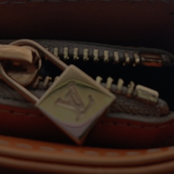 AUTHENTIC Louis Vuitton Monogram Vernis yellow zip top tote - Picture 6 of 16